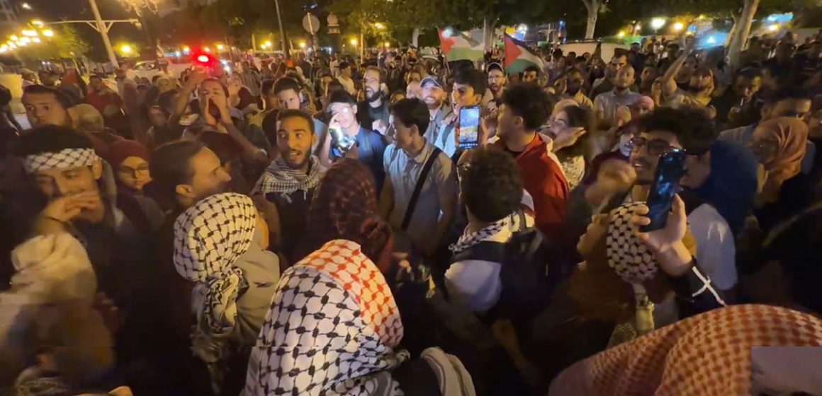 دعما لأسطول الصمود، التونسيون يجتمعون بكثافة في شارع بورقيبة (فيديو)