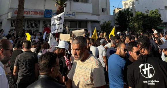 قابس: حالات الاختناق لدى التلاميذ في تزايد، مسيرة تدعو بفك المجمع الكيميائي (فيديو)