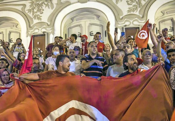 مبادرات الإنقاذ السياسي في تونس : شعارات بلا ذاكرة
