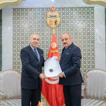 في استقباله للسفير اللبناني الجديد، النفطي يجدد موقف تونس في مواجهة الكيان المحتل في استقباله للسفير اللبناني الجديد، النفطي يجدد موقف تونس في مواجهة الكيان المحتل