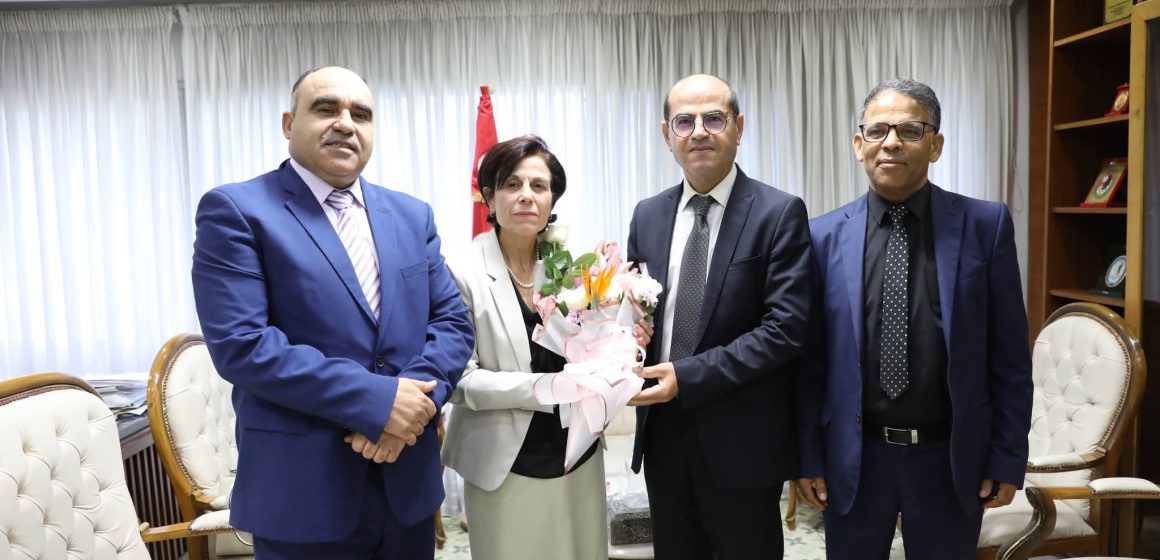 أحيلت على شرف المهنة، وزير التجهيز والإسكان يكرم مسؤولة في مشاريع الطرقات السيارة أحيلت على شرف المهنة، وزير التجهيز والإسكان يكرم مسؤولة في مشاريع الطرقات السيارة