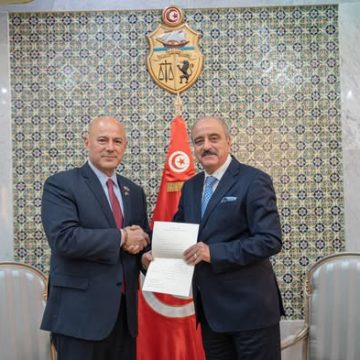 النفطي يتسلم من بيل بزي نسخة من أوراق اعتماده كسفير للولايات المتحدة الأمريكية بتونس النفطي يتسلم من بيل بزي نسخة من أوراق اعتماده كسفير للولايات المتحدة الأمريكية بتونس