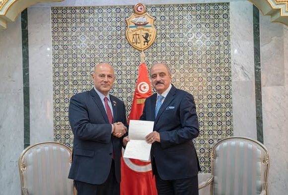 النفطي يتسلم من بيل بزي نسخة من أوراق اعتماده كسفير للولايات المتحدة الأمريكية بتونس