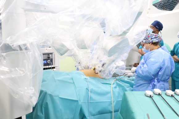 عملية جراحية تونس تنجح في أول عملية جراحية روبوتية في الجهاز الهضمي