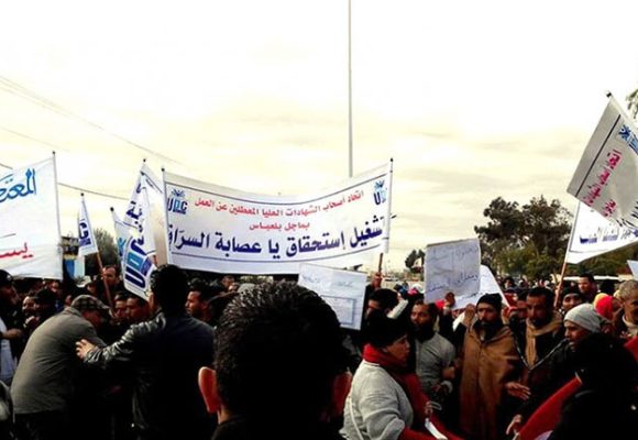 أصحاب الشهائد العليا ممن طالت بطالتهم يرفعون شعار “قادمون”