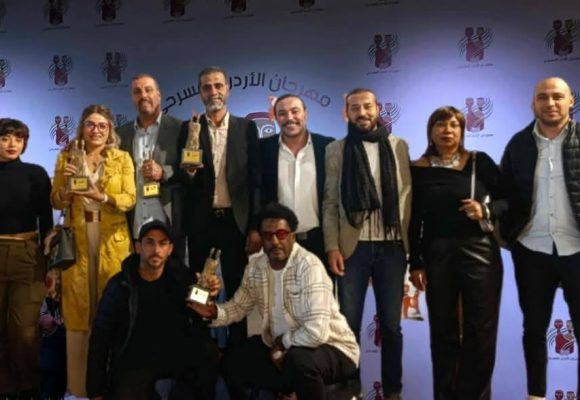 الأردن: ثلاث جوائز لمسرحية “عطيل وبعد…” للمخرج حمادي الوهايبي