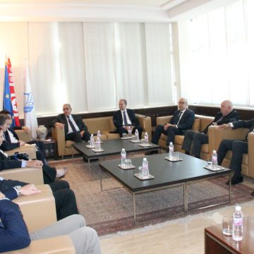 قبل لقائه بالطبوبي، سفير الاتحاد الأوروبي كان له لقاء مع منظمة الأعراف (صور) قبل لقائه بالطبوبي، سفير الاتحاد الأوروبي كان له لقاء مع منظمة الأعراف (صور)