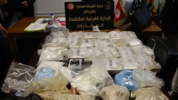 في مداهمة منزل بالمرسى، تفكيك شبكة دوليّة للمخدرات تنشط بين تونس وهولندا في مداهمة منزل بالمرسى، تفكيك شبكة دوليّة للمخدرات تنشط بين تونس وهولندا