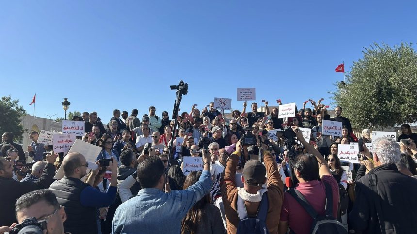 القصبة: صحفيو تونس يرفعون صوتهم دفاعا عن المهنة