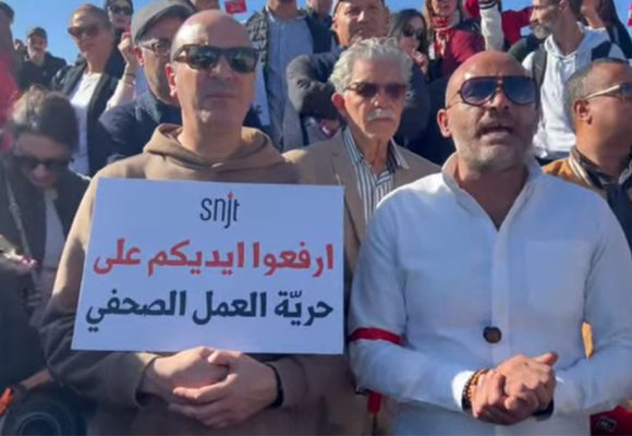 الصحفيون يحتجون بساحة الحكومة بالقصبة: كلمة النقيب زياد الدبار (فيديو)