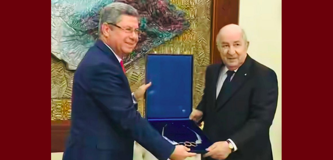 00 الرئيس الجزائري يتسلم وسام الاستحقاق المتوسطي