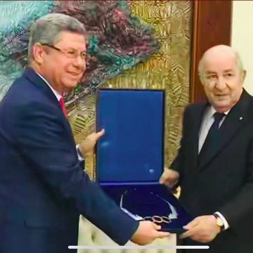 الرئيس الجزائري يتسلم وسام الاستحقاق المتوسطي