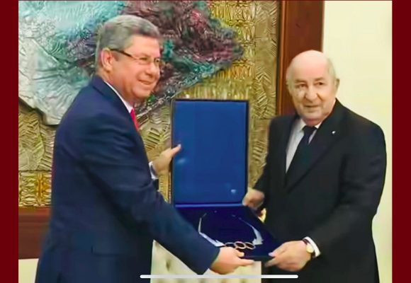 الرئيس الجزائري يتسلم وسام الاستحقاق المتوسطي