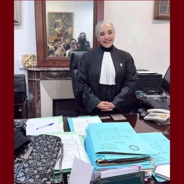 صورة اليوم: بعد أقل من 24 ساعة من اطلاق سراحها، سنية الدهماني تعود مكرمة الى المحاماة