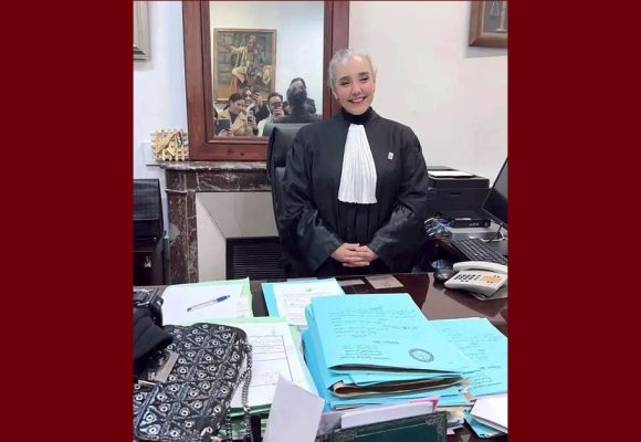 صورة اليوم: بعد أقل من 24 ساعة من اطلاق سراحها، سنية الدهماني تعود مكرمة الى المحاماة