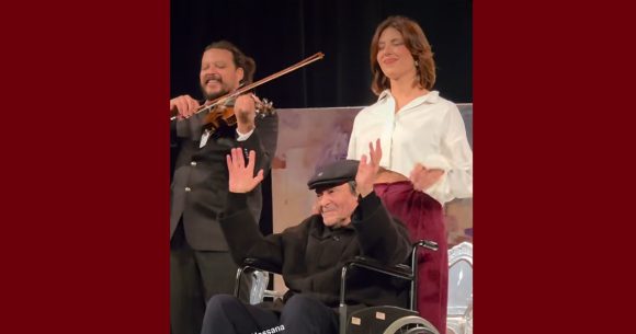 عبد العزيز المحرزي فيديو/ نهاية عرض “إقامة شهيرة” لرجل المسرح التونسي عبد العزيز المحرزي