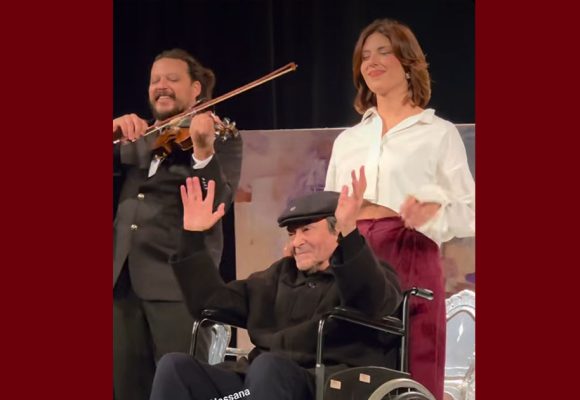 فيديو/ نهاية عرض “إقامة شهيرة” لرجل المسرح التونسي عبد العزيز المحرزي