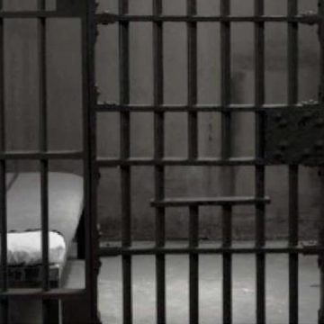 أصيب بمرض خطير و معدي، الأستاذة الهيشري تروي ظروف وفاة منوبها السجين