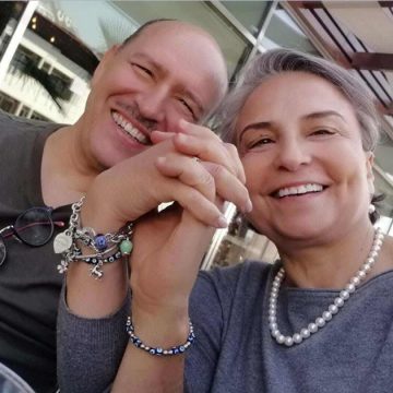 Lotfi Mraihi et son épouse رسالة أنيقة للد. نورة عميرة الى زوجها المعتقل السياسي لطفي المرايحي بمناسبة عيد ميلاده