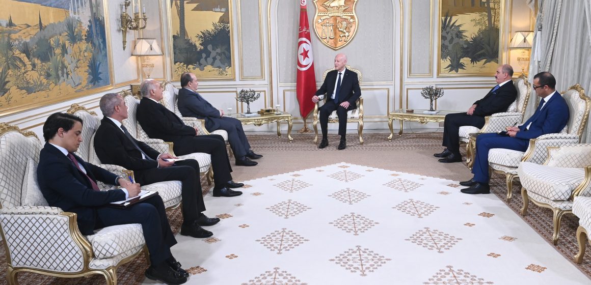 في لقائه بالوزير الأول الجزائري، الرئيس يشدد على أهمية العمل المشترك في لقائه بالوزير الأول الجزائري، الرئيس يشدد على أهمية العمل المشترك