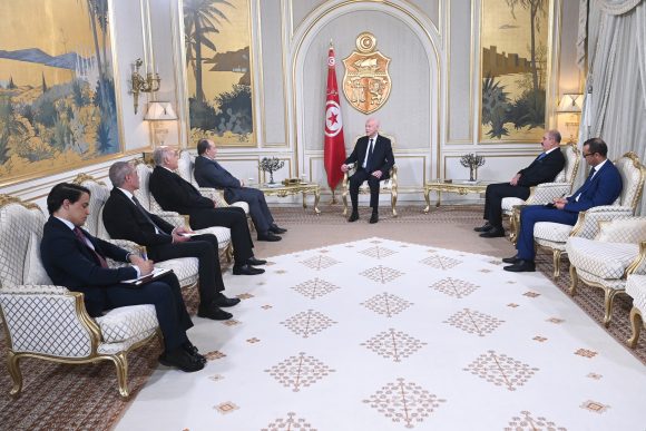في لقائه بالوزير الأول الجزائري، الرئيس يشدد على أهمية العمل المشترك