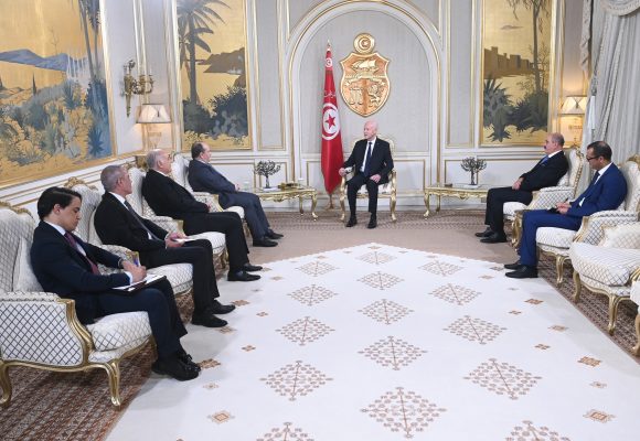 في لقائه بالوزير الأول الجزائري، الرئيس يشدد على أهمية العمل المشترك