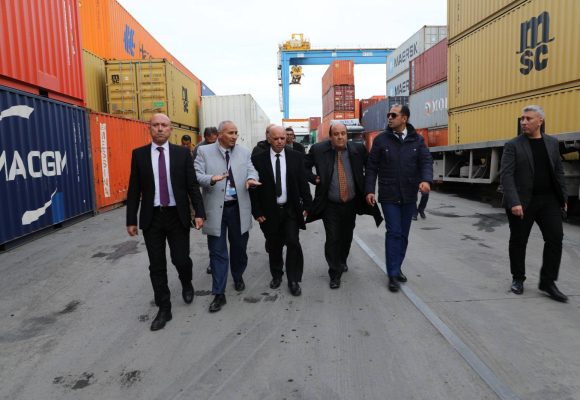 قبل استئناف العمل ببابي الدخول 3 و 4، وزير النقل يزور ميناء رادس التجاري