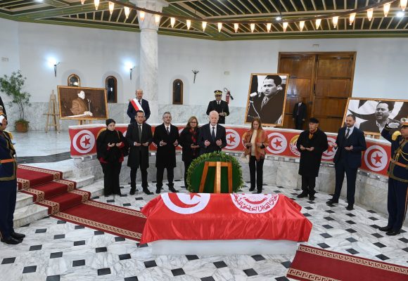 بالصور/ الرئيس في القصبة: زار ضريح فرحات حشاد، مقر الحكومة و جامع الزيتونة…