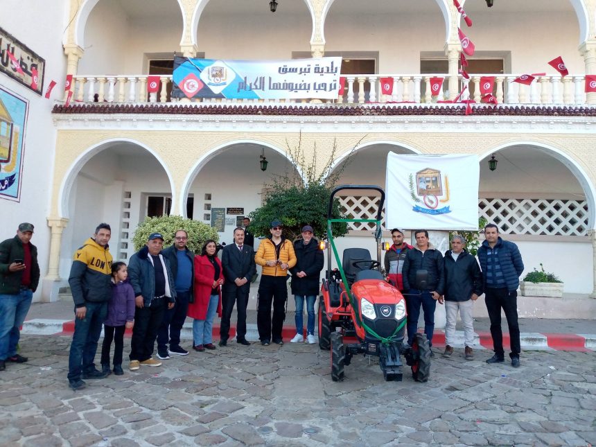 تراند اليوم من تبرسق: شمس الدين باشا يهدي جرارا للبلدية