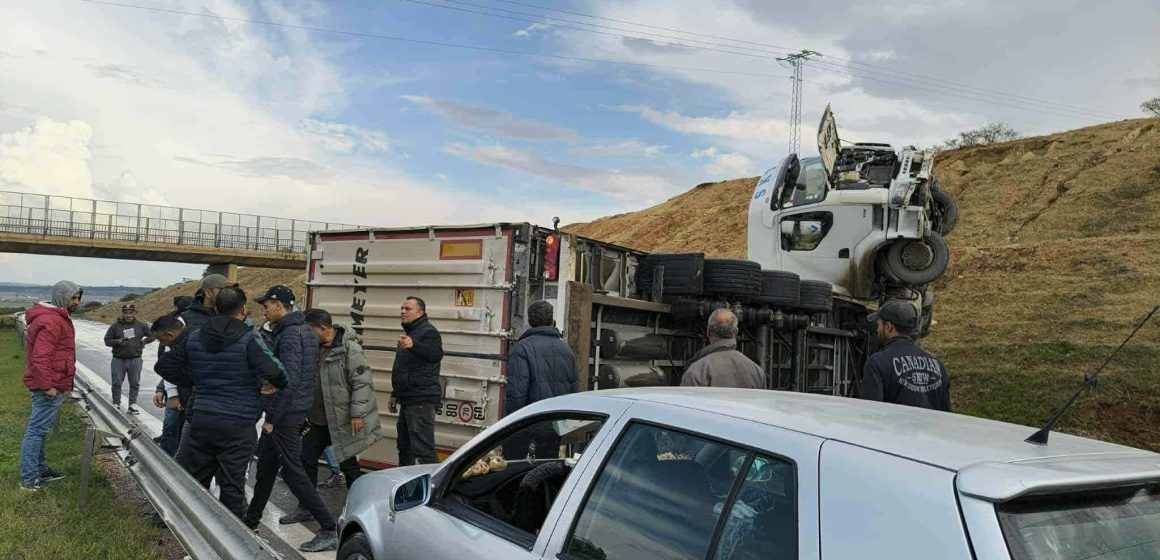 باجة: إعادة فتح الطريق بعد إزاحة الشاحنة التي انقلبت على مستوى مجاز الباب