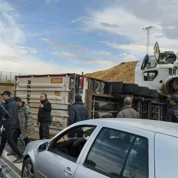 باجة: إعادة فتح الطريق بعد إزاحة الشاحنة التي انقلبت على مستوى مجاز الباب باجة: إعادة فتح الطريق بعد إزاحة الشاحنة التي انقلبت على مستوى مجاز الباب