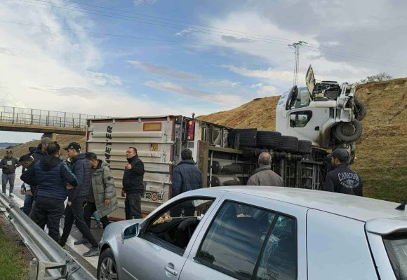 باجة: إعادة فتح الطريق بعد إزاحة الشاحنة التي انقلبت على مستوى مجاز الباب