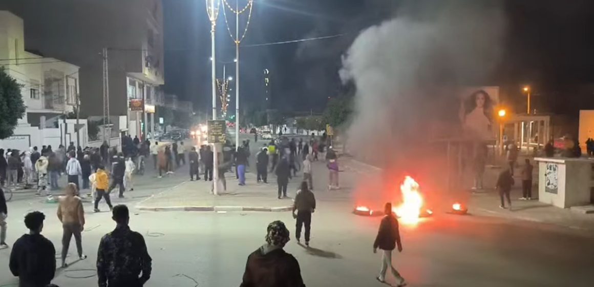 احتجاجات القيروان: احتجاجات ليلية و حرق عجلات مطاطية بعد وفاة الشاب نعيم.