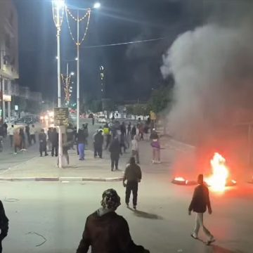 احتجاجات القيروان: احتجاجات ليلية و حرق عجلات مطاطية بعد وفاة الشاب نعيم.