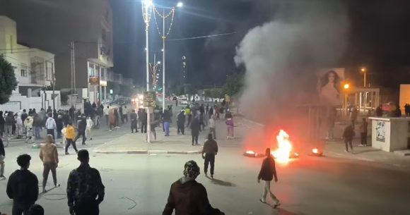 القيروان: احتجاجات ليلية و حرق عجلات مطاطية بعد وفاة الشاب نعيم.