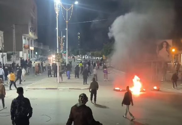 القيروان: احتجاجات ليلية و حرق عجلات مطاطية بعد وفاة الشاب نعيم.