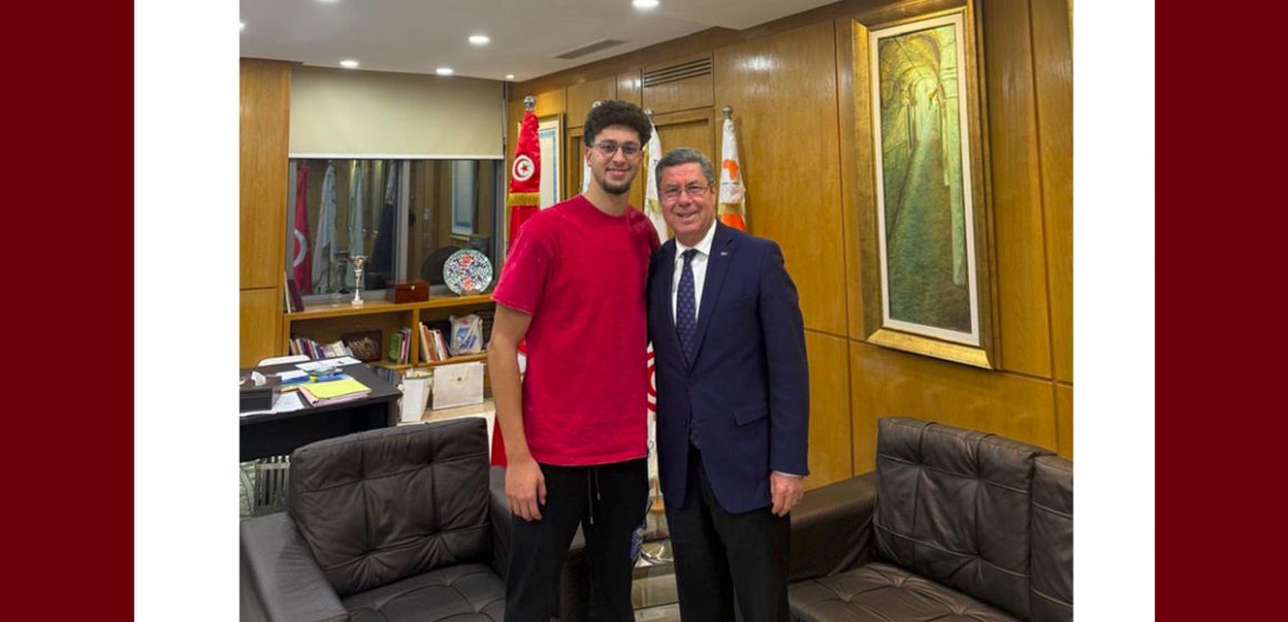 بوصيان يبلغ السباح الجوادي اسناده من اللجنة الأولمبية منحة تشجيعية قيمة