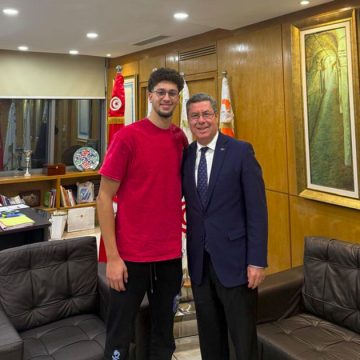 بوصيان يبلغ السباح الجوادي اسناده من اللجنة الأولمبية منحة تشجيعية قيمة