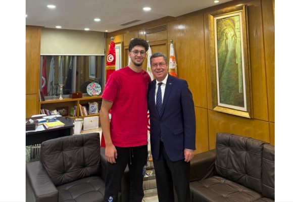 بوصيان يبلغ السباح الجوادي اسناده من اللجنة الأولمبية منحة تشجيعية قيمة