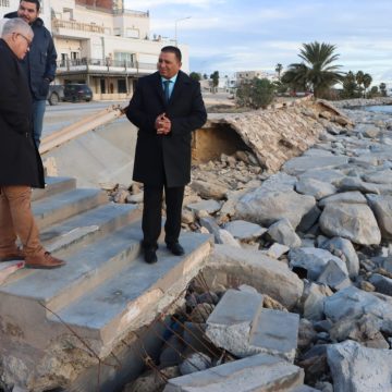 المنستير: عيسى موسى يعاين ميدانيا عدة أماكن متضررة من الانجراف