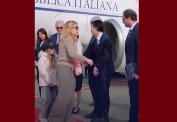 ميلوني صحبة ابنتها تحل في اليابان لتعزيز العلاقات مع إيطاليا