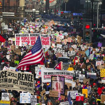 مينابوليس: عشرات الآلاف من الأمريكيين يتظاهرون ضد ترامب