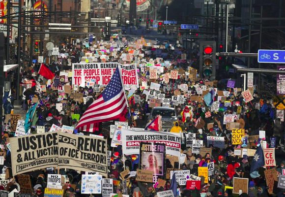 مينابوليس: عشرات الآلاف من الأمريكيين يتظاهرون ضد ترامب