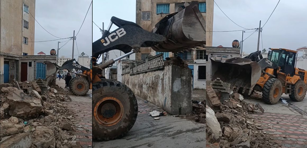 بلدية بنزرت تنفذ قرار هدم سور آيل للسقوط يمثل خطرا على سلامة المارة (فيديو)