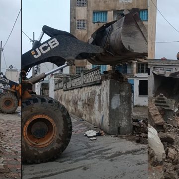 بلدية بنزرت تنفذ قرار هدم سور آيل للسقوط يمثل خطرا على سلامة المارة (فيديو)