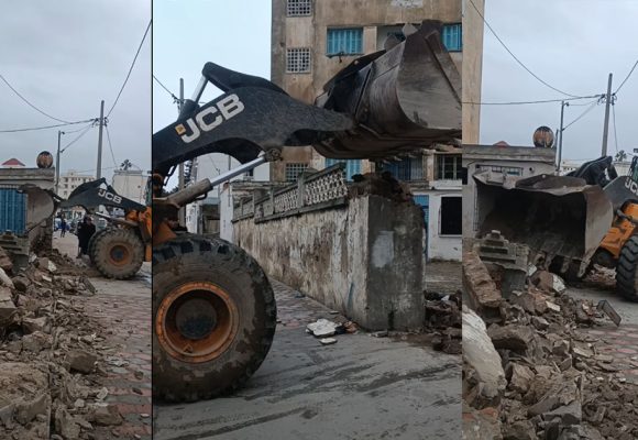 بلدية بنزرت تنفذ قرار هدم سور آيل للسقوط يمثل خطرا على سلامة المارة (فيديو)