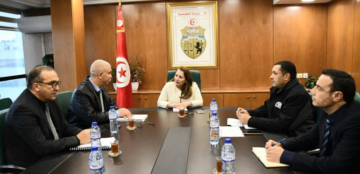 وزيرة الصناعة والمناجم و الطاقة تتسلم التقرير السنوي الرقابي لمراقبة المصاريف العمومية ل 2024