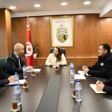 وزيرة الصناعة والمناجم و الطاقة تتسلم التقرير السنوي الرقابي لمراقبة المصاريف العمومية ل 2024