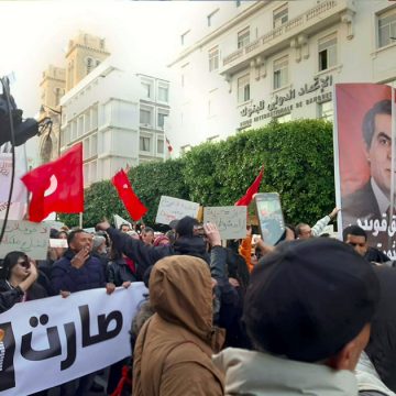 رفع صورة رأس السلطة الحالية برأس الرئيس الراحل بن علي في مسيرة السبت، الدستوري الحر يعقب