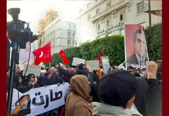 رفع صورة رأس السلطة الحالية برأس الرئيس الراحل بن علي في مسيرة السبت، الدستوري الحر يعقب